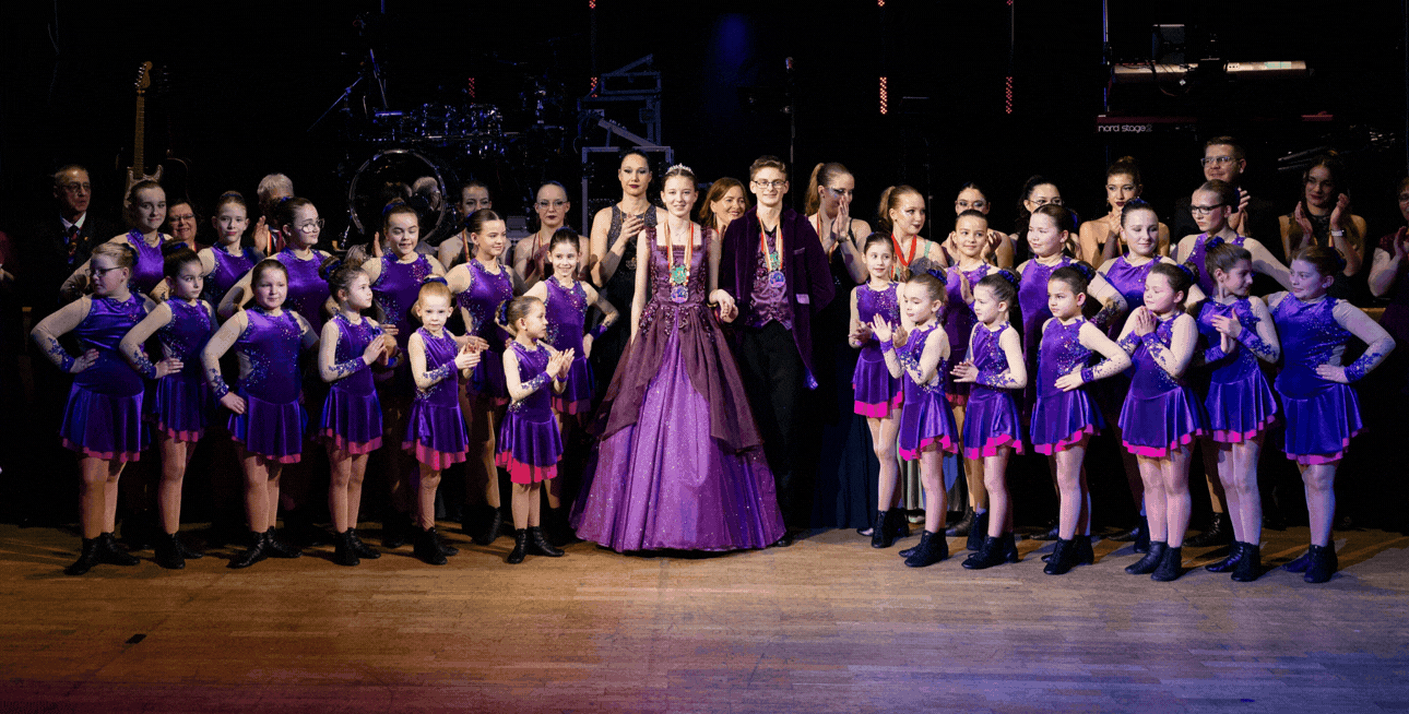 Ein Kinderprinzenpaar mit der Kinder-Faschingsgarde