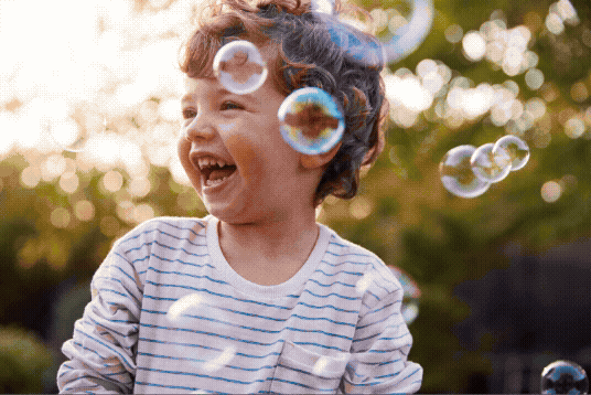 Animation drei Bilder: Kleines Kind, Teenager und junger Erwachsener