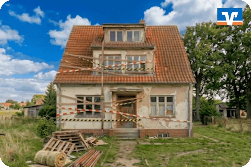Animation: Haus wechselt von renovierungsbedürftig zu komplett renoviert. Caption: Jetzt modernisieren bevor es teurer wird