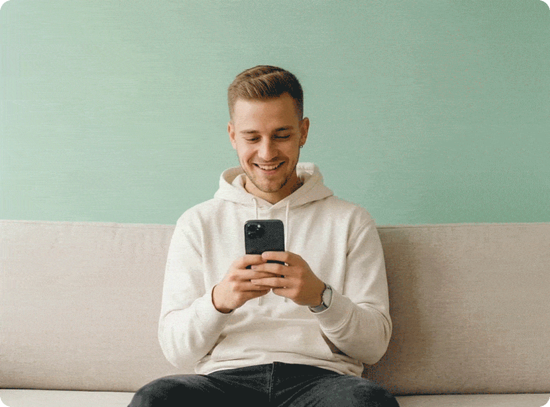 Mann schaut auf Handy