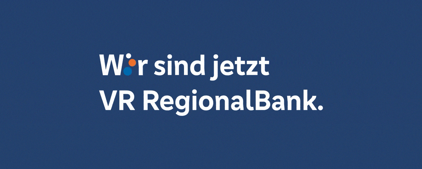 NachgedachtDunkelblaue Grafik mit großem weißem Text „Wir sind jetzt VR RegionalBank.“ Das „i“ in „Wir“ ist orange-blau gestaltet. (Animiert)