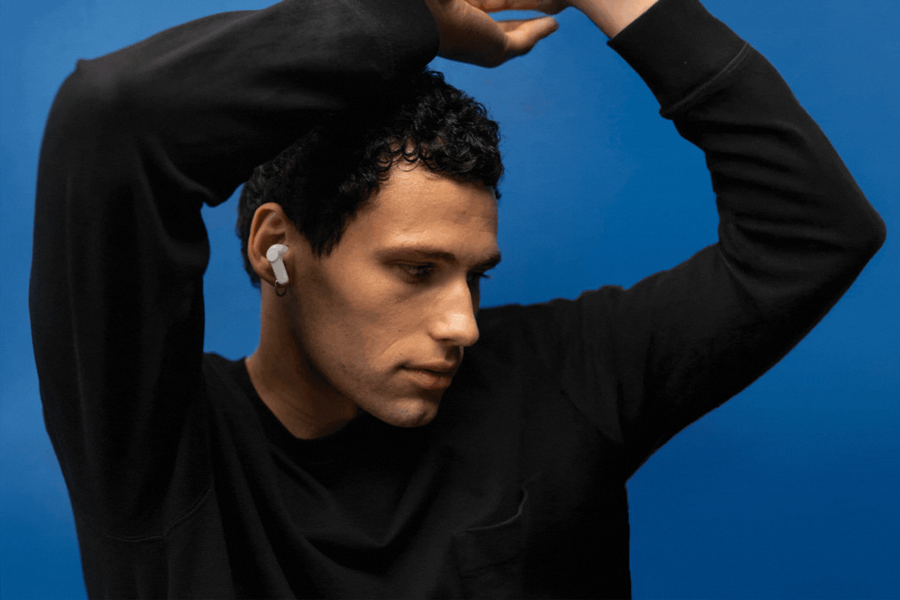 Junger Mann mit In-Ear-Kopfhörern