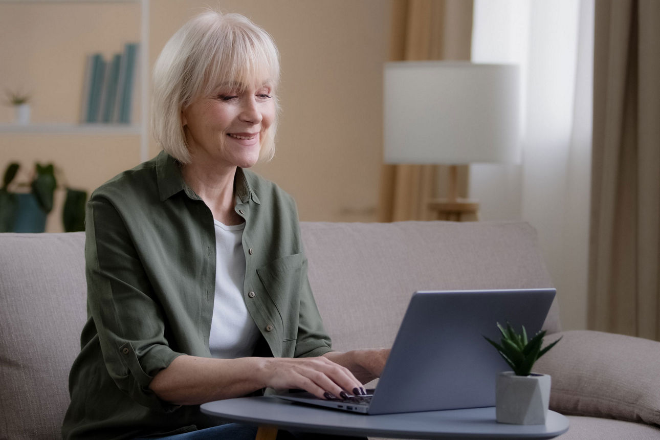 Ältere Frau mit Laptop