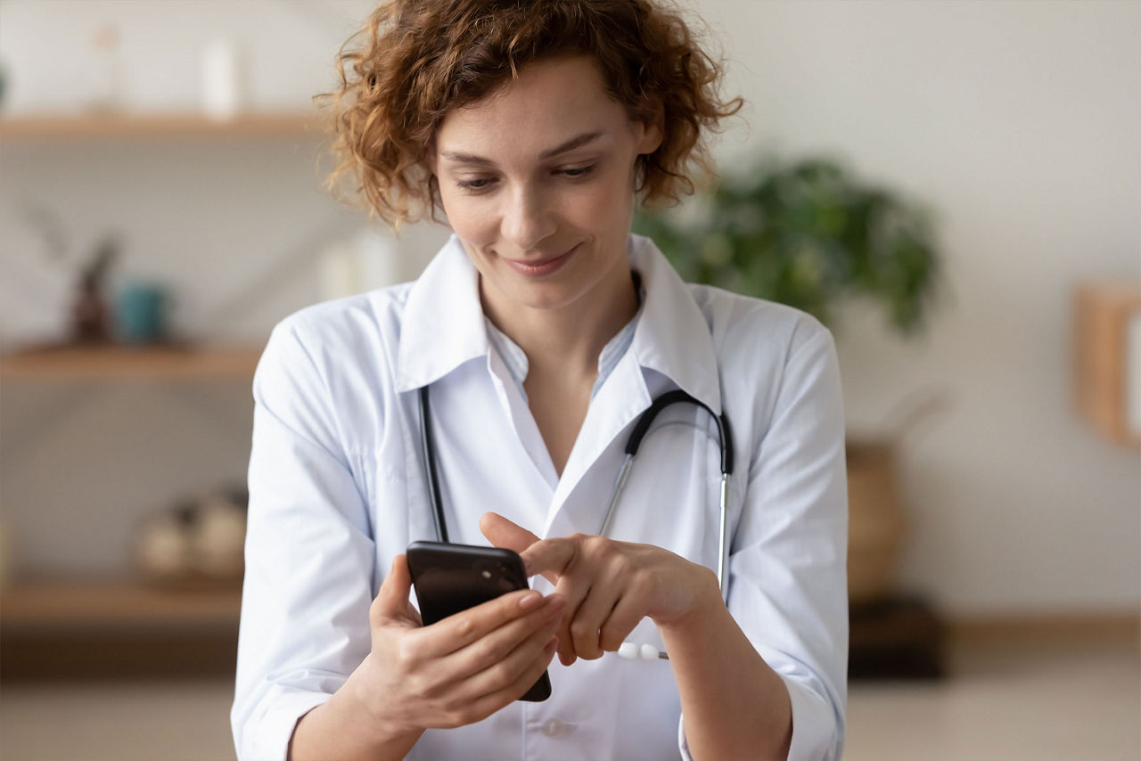 Eine Ärztin sucht auf dem Smartphone
