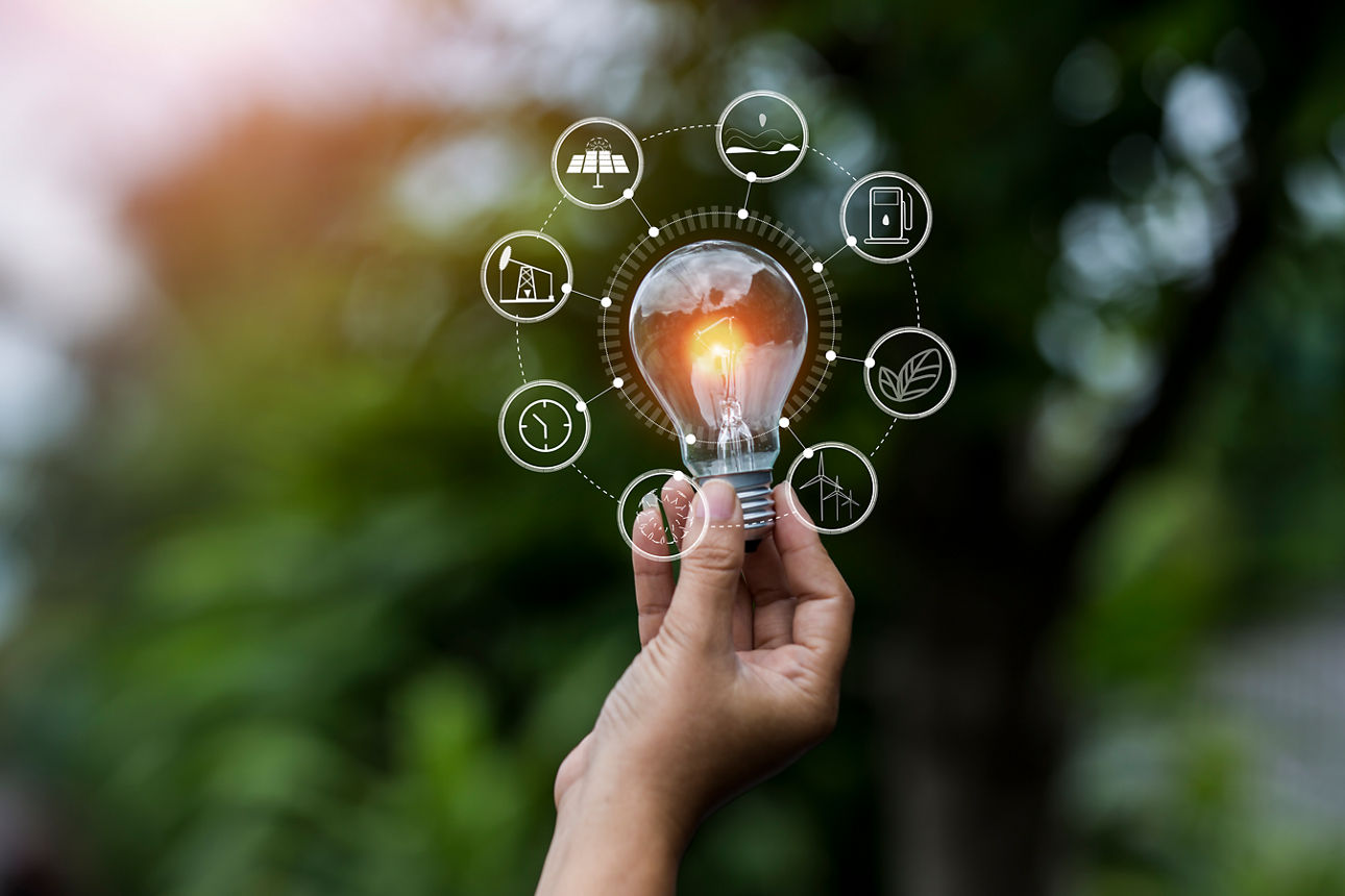 Glühbirne in der Hand