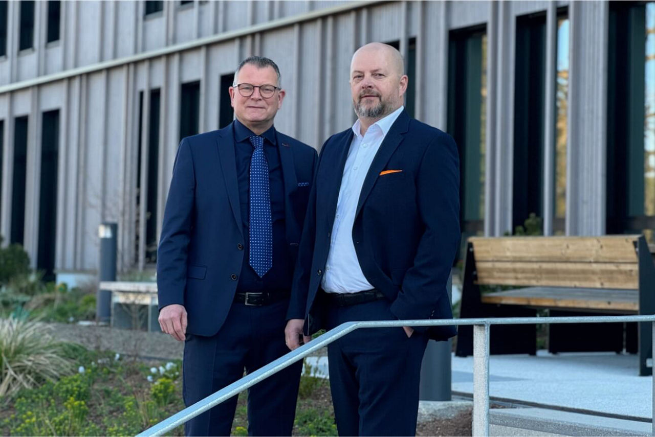Vorstand der VR-Bank Memmingen eG hinter dem VR-Bank Campus