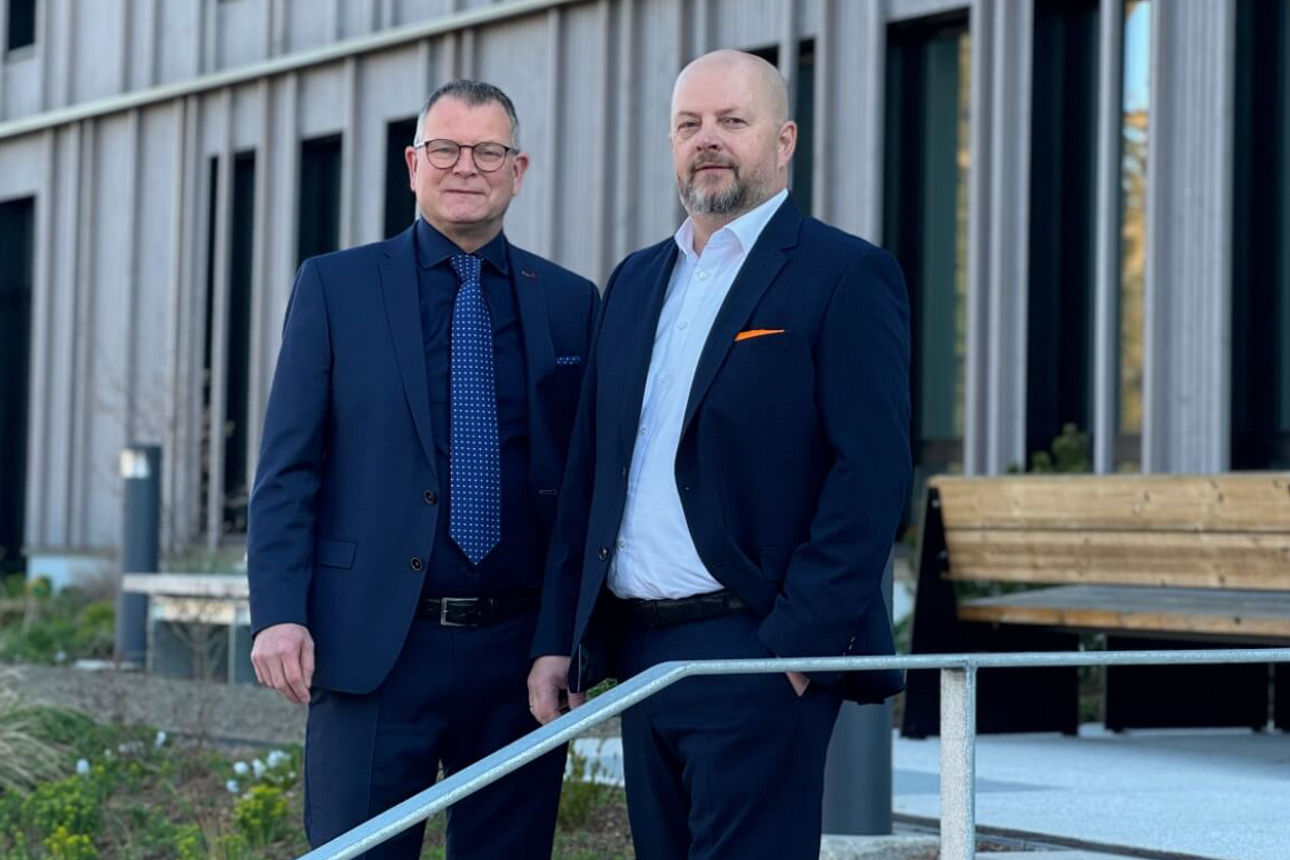 Vorstand der VR-Bank Memmingen eG hinter dem VR-Bank Campus