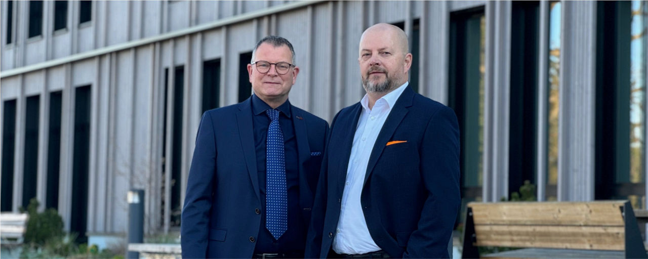 Vorstand der VR-Bank Memmingen eG hinter dem VR-Bank Campus
