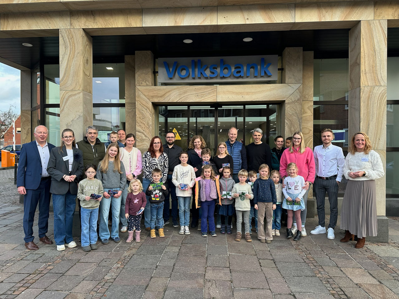 Mehrere Personen und Kinder haben sich zum Foto aufgestellt. 