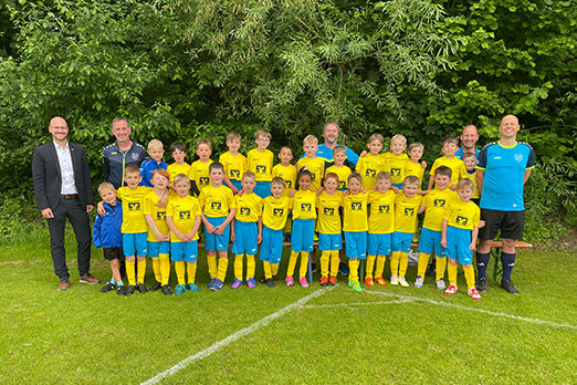 Foto mit der E-Jugend und unserem Vorstand Thomas Schneider