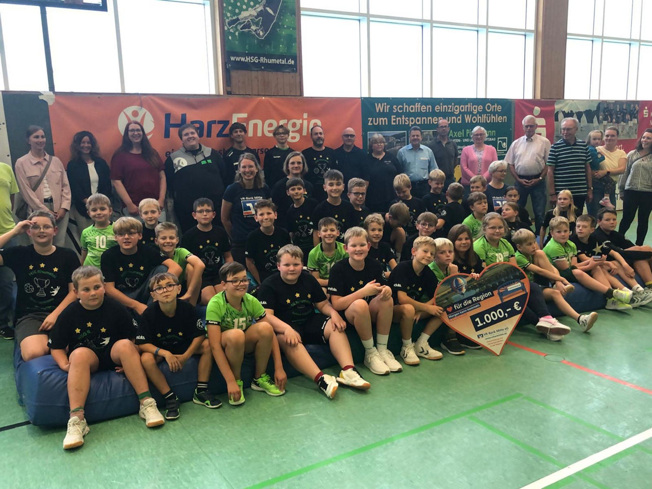 Personengruppe von Erwachsenen und Jugendlichen in einer Sporthalle