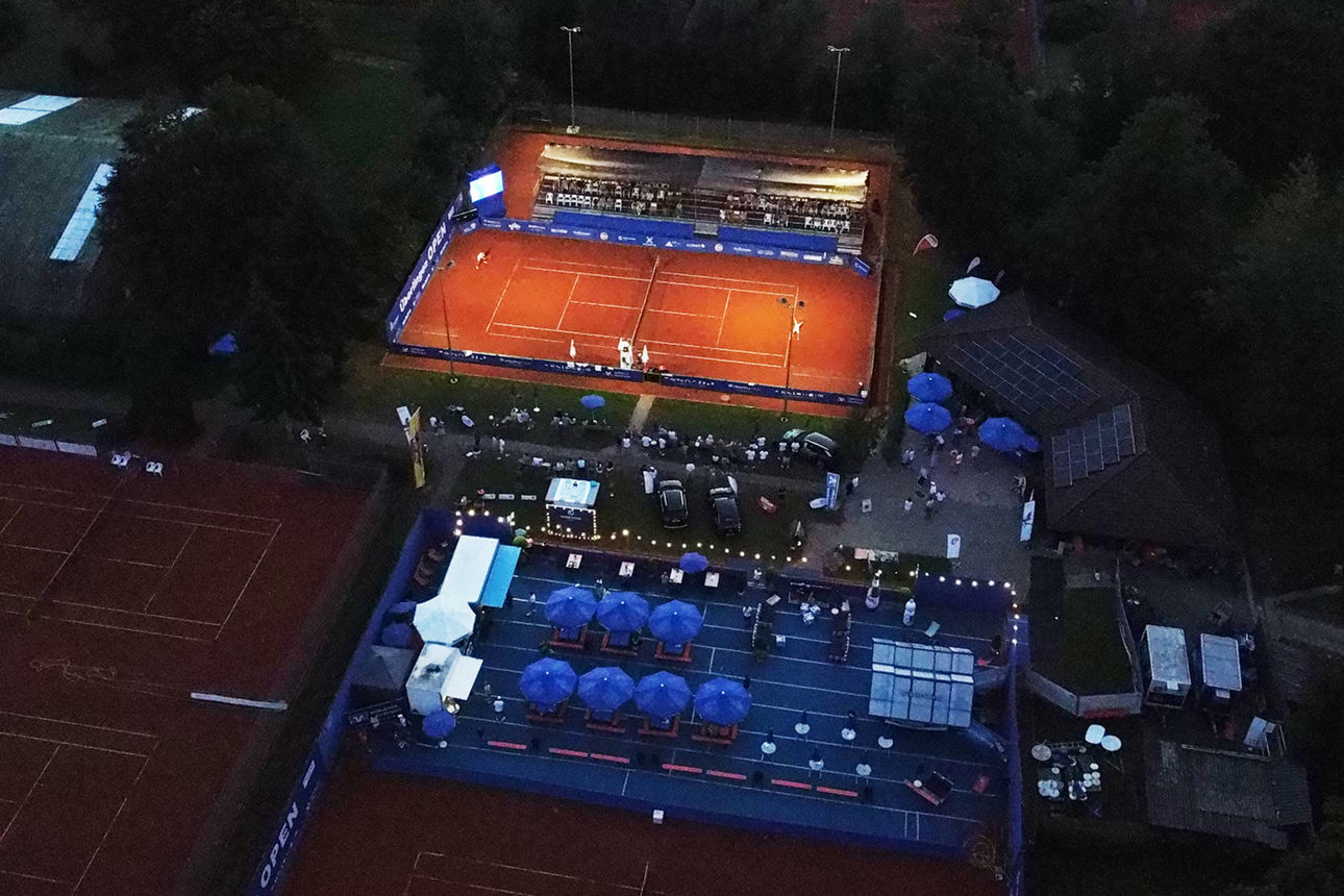 Tennisplatz unter Flutlicht