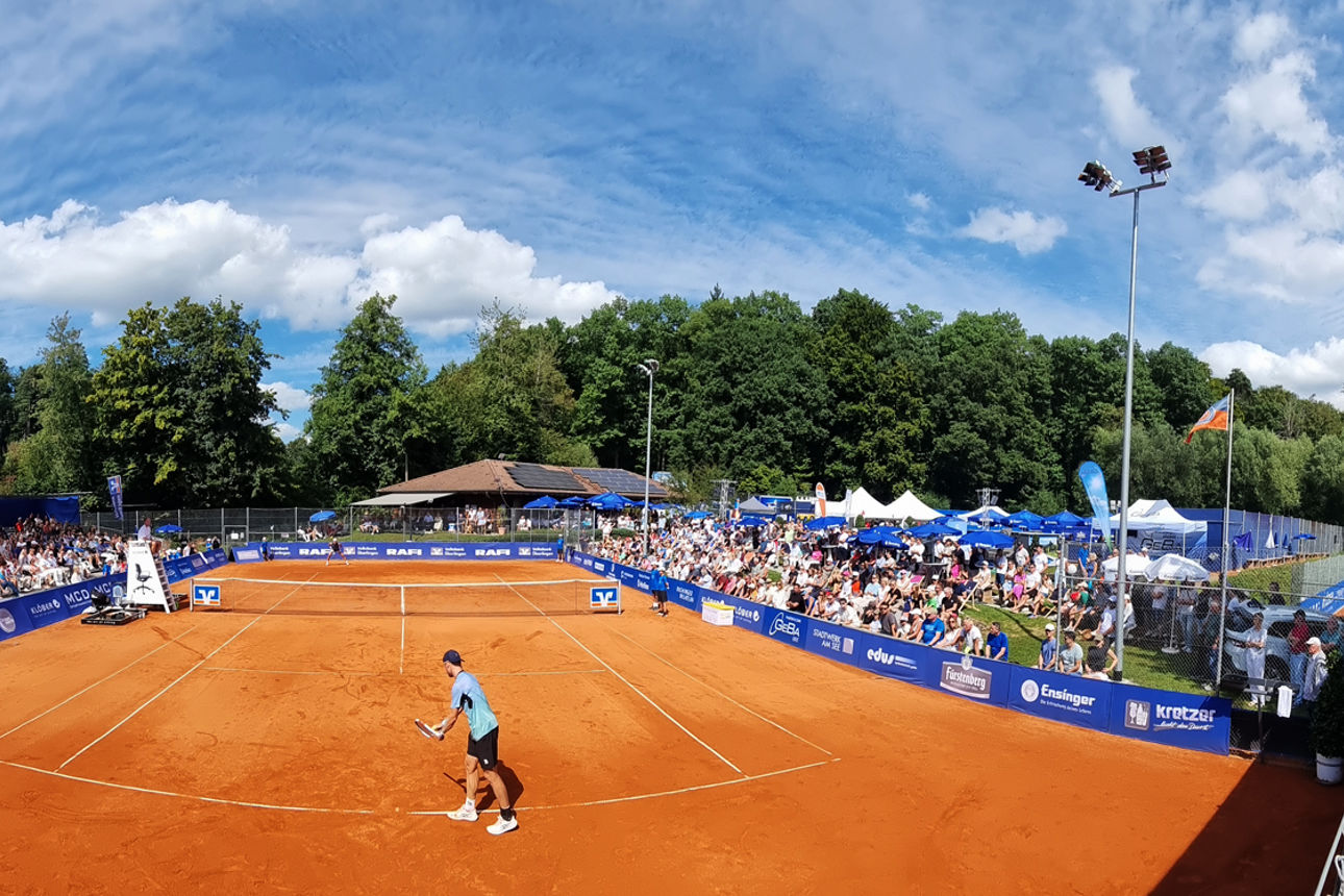 Bild von oben auf den Tennisplatz beim Finale der Überlingen Open 2025