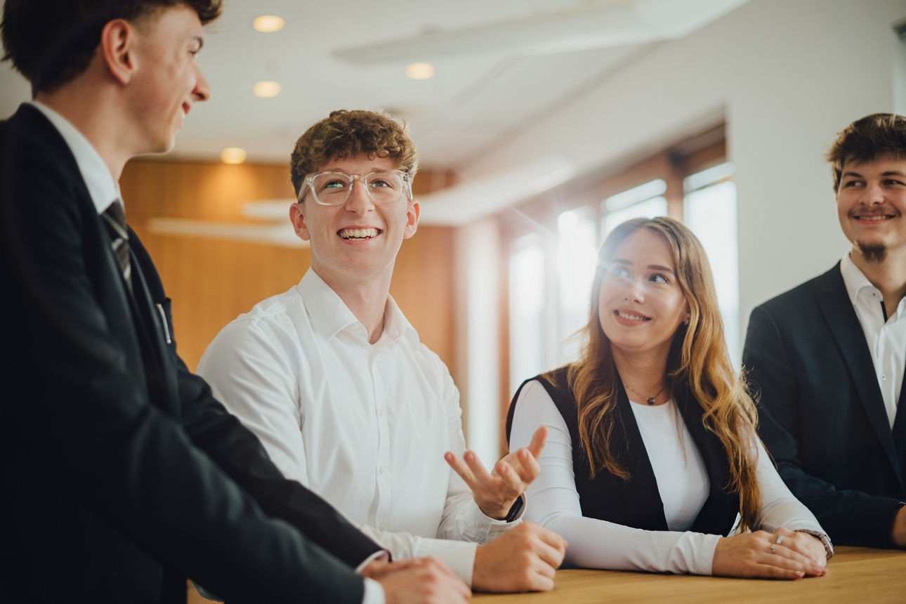 Darstellung von vier jungen Menschen, die sich austauschen