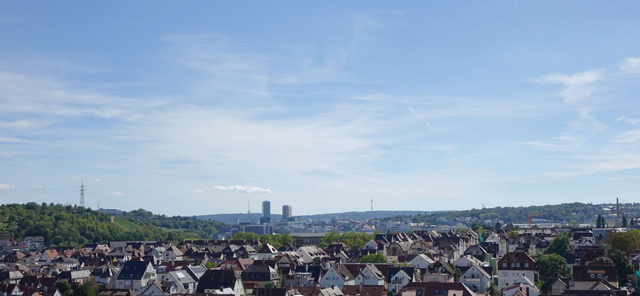 Übersichtsbild von Zuffenhausen mit blauem Himmel