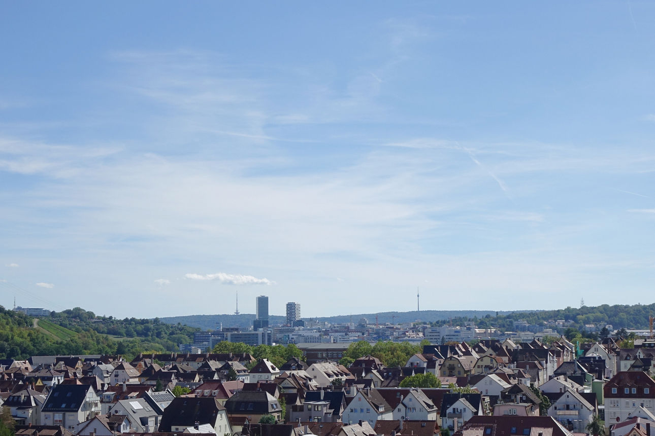 Blauer Himmel und die Dächer von Zuffenhausen