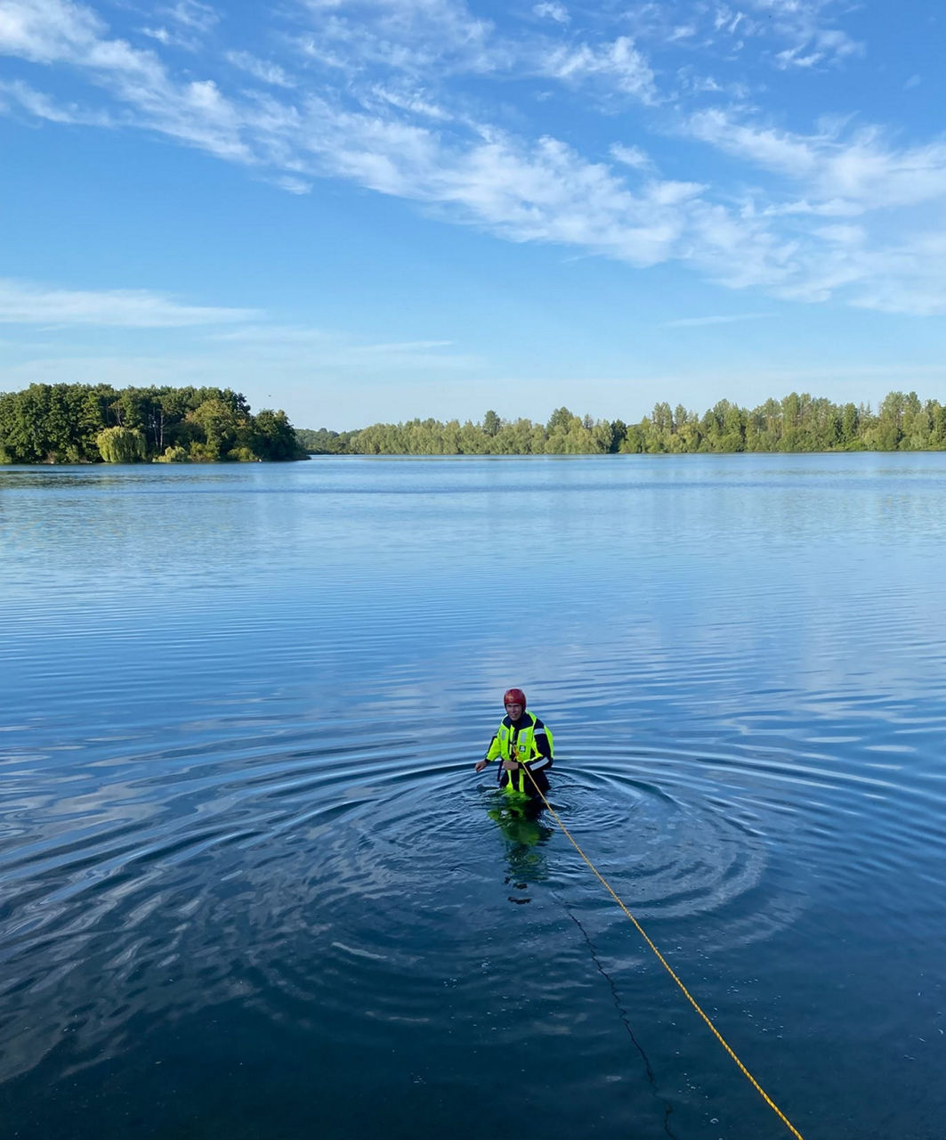 Feuerwehrmann in einem Überlebensanzug für Wasser- und Eisrettung mitten in einem See.