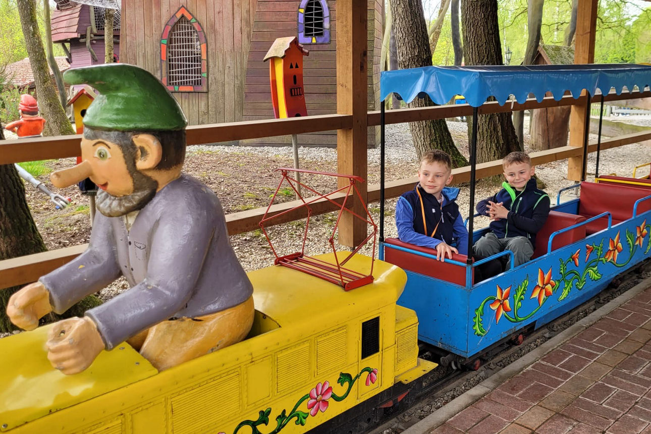 Kinder sitzen in der Märchen-Achterbahn