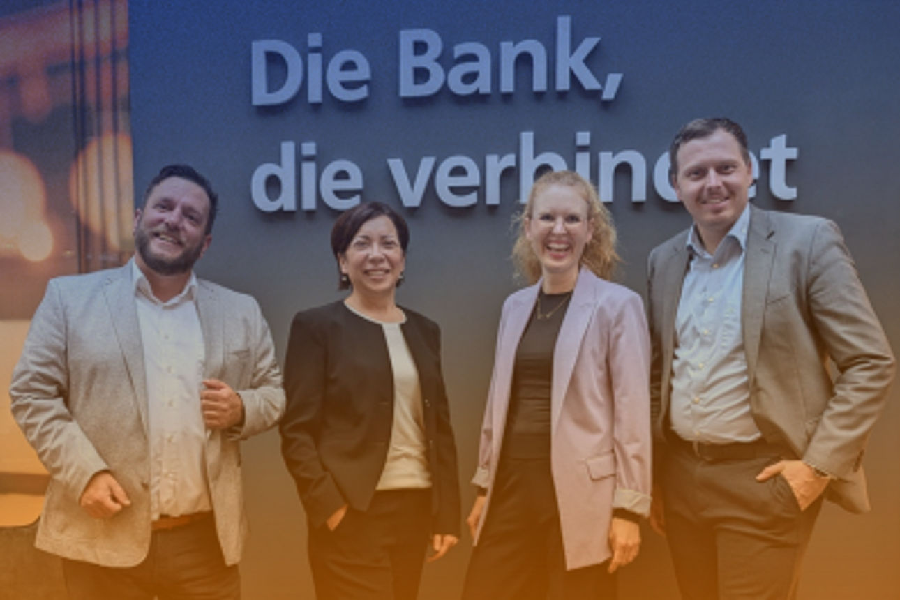 Hände die Zahnräder ineinander halten
