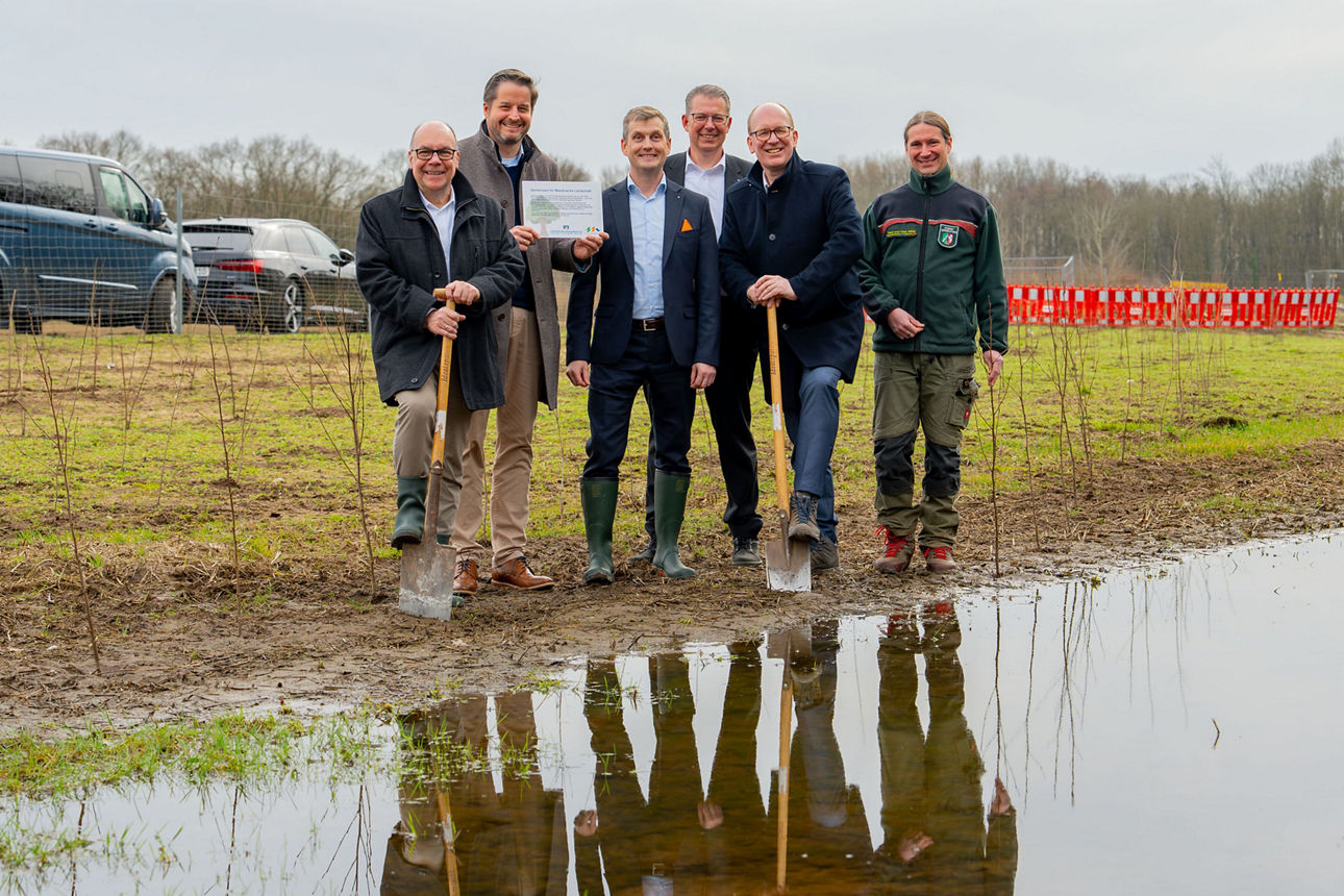 Volksbank Mönchengladbach setzt Zeichen für Nachhaltigkeit - 750 neue Bäume und 600 Sträucher in Meerbusch gepflanzt