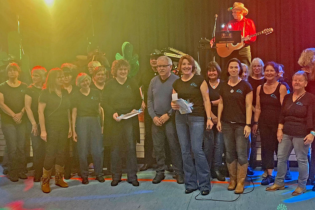 Gruppenbild der Linedance-Tänzerinnen und Tänzer