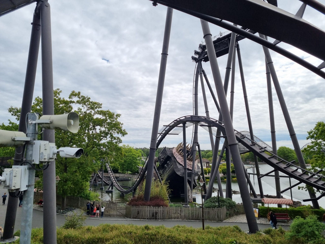 Blick auf eine Achterbahn im Heidepark