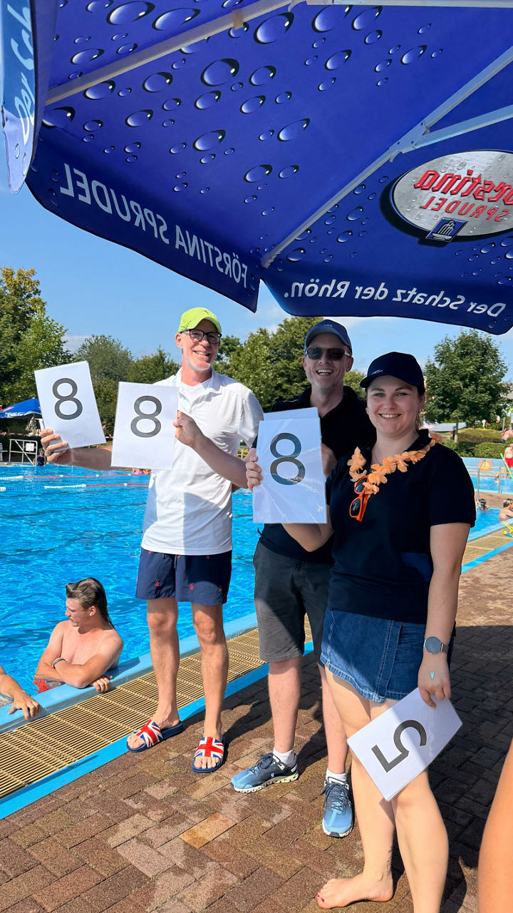 Unser großartiges Team sorgt im Schwimmbad für Furore