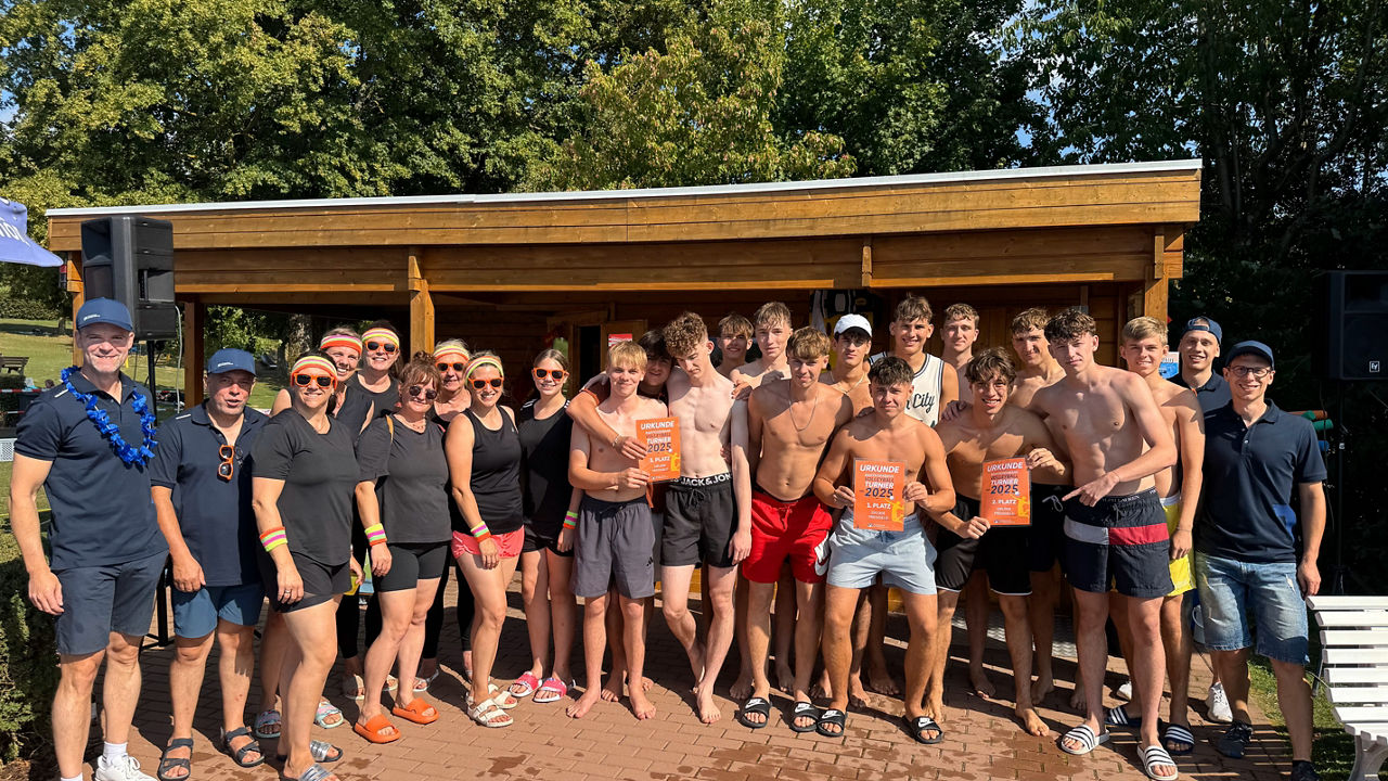 Diese Crew, die sich am Pool versammelt hat, versteht es, Entspannung mit Inspiration zu verbinden.