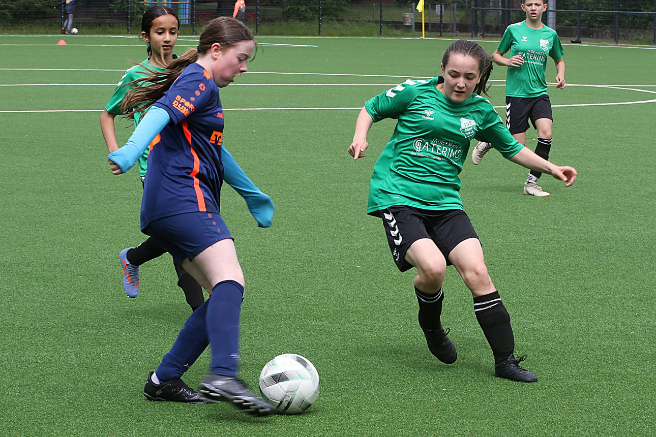 Zwei Spielerinnen, di um den Ball kämpfen