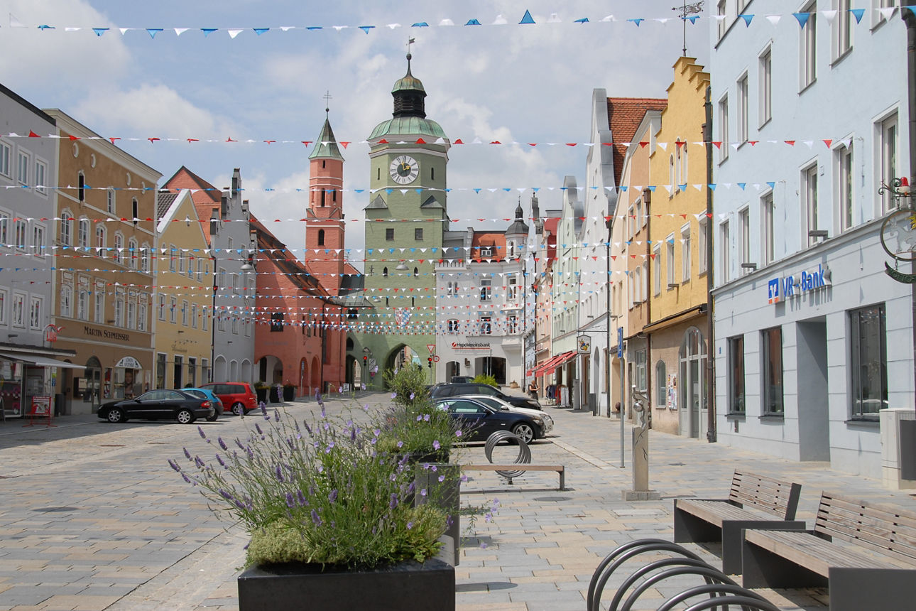 Eine Stadt mit bunten Reihenhäuser