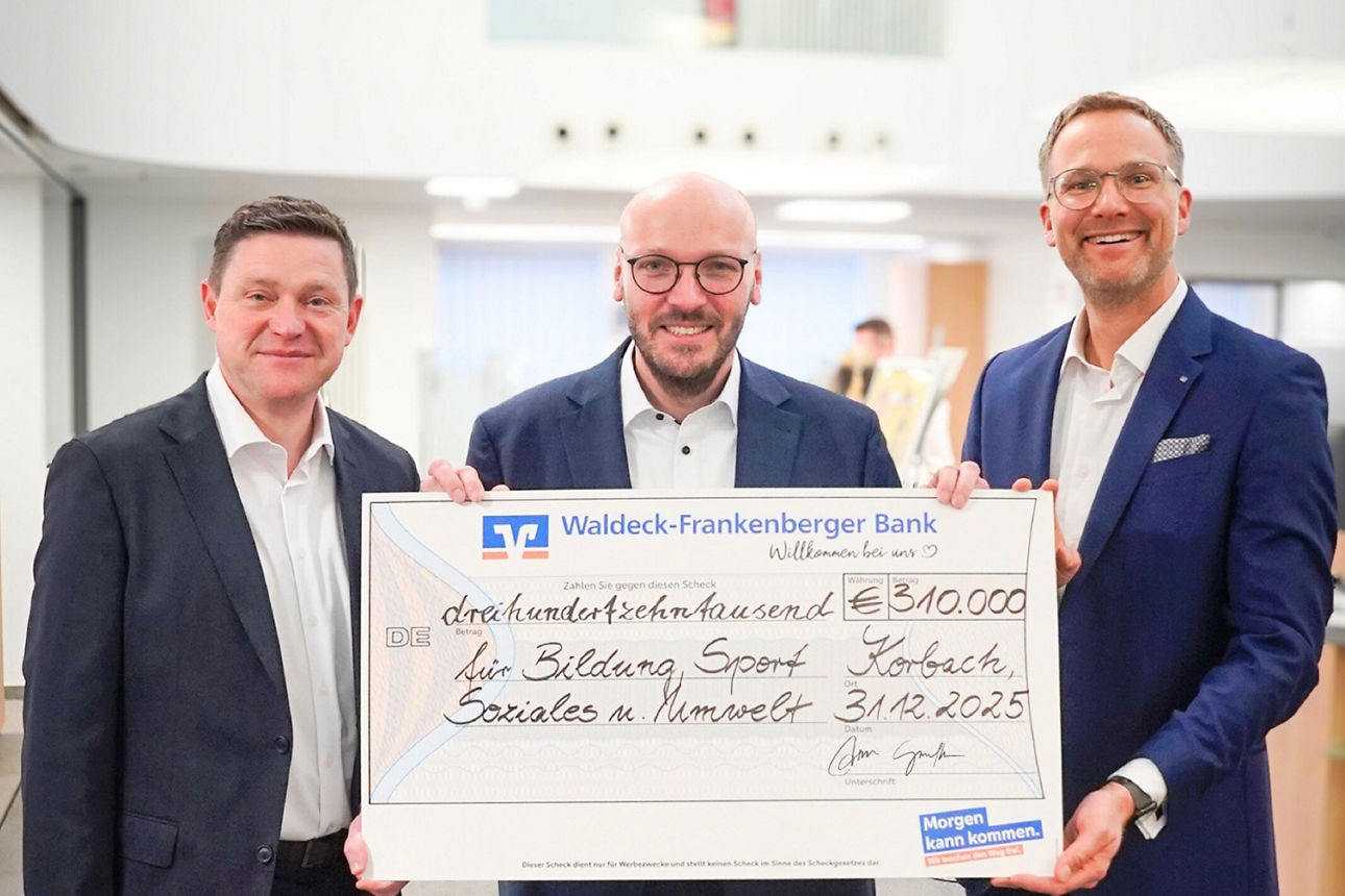 Drei engagierte Fachleute überreichen eine beträchtliche Spende