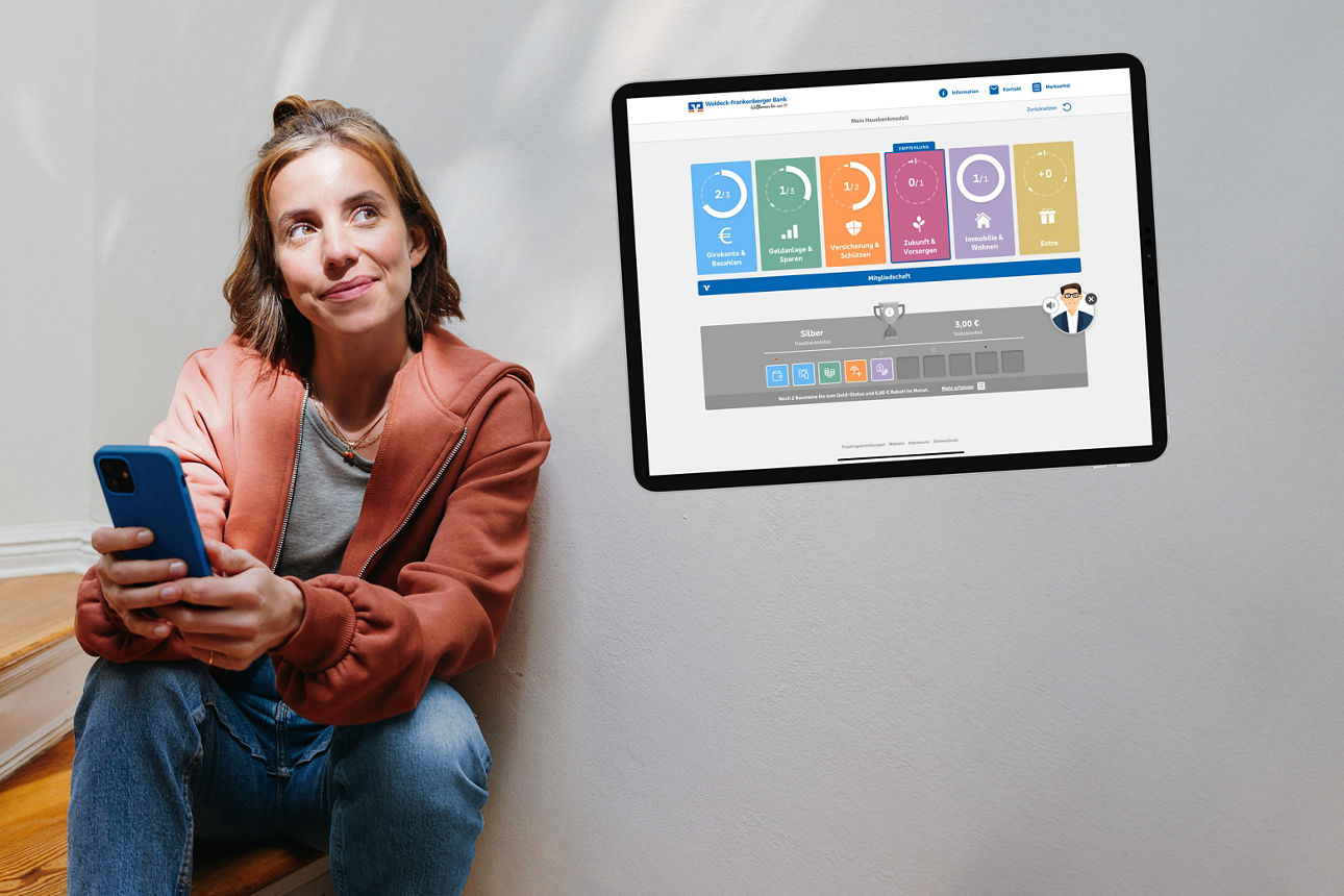 Frau sitzt auf einer Treppe und hält ein blaues Smartphone in der Hand.