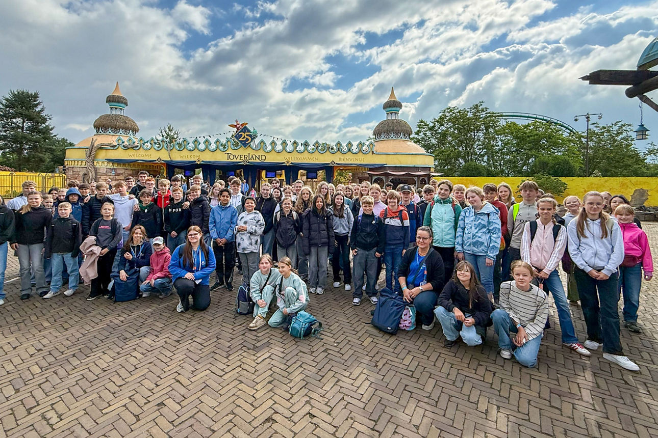 Eine große Gruppe Kinder vor dem Toverland