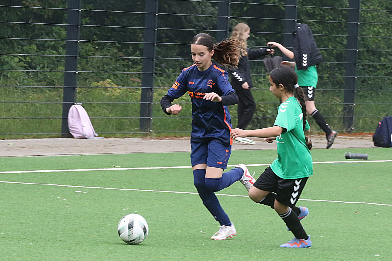 JSG-Spielerinnen auf dem Fußballplatz