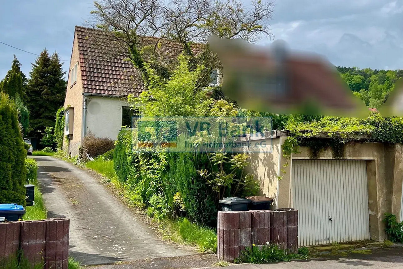 Straßenansicht der Doppelhaushälfte mit Einfahrt und Garage