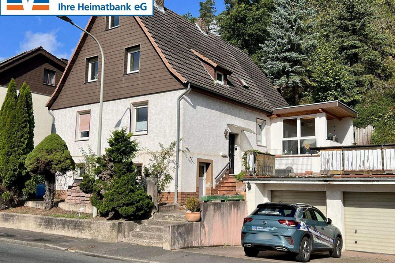 Eine typische europäische Hausfassade bei hellem Tageslicht