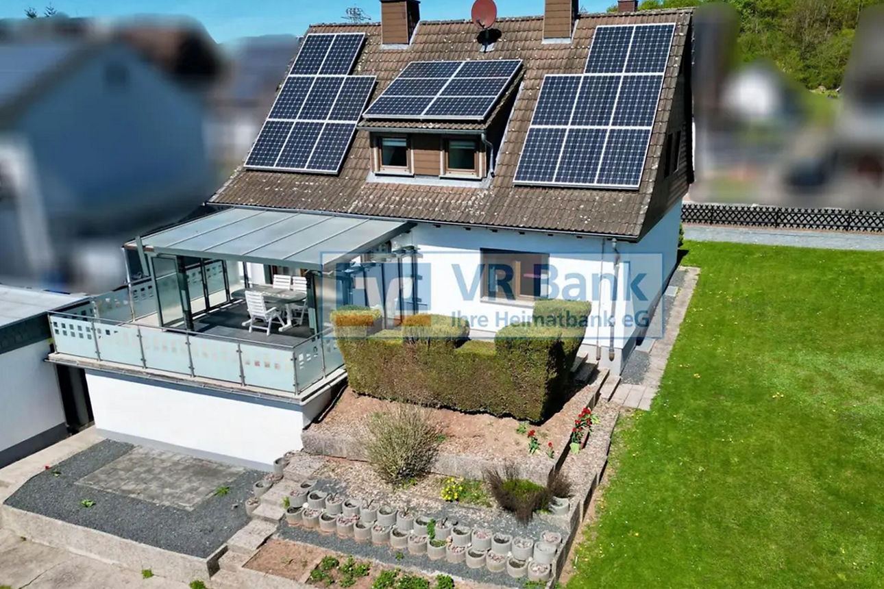 Rückseite EFH in Wommen mit Terrasse und Garten