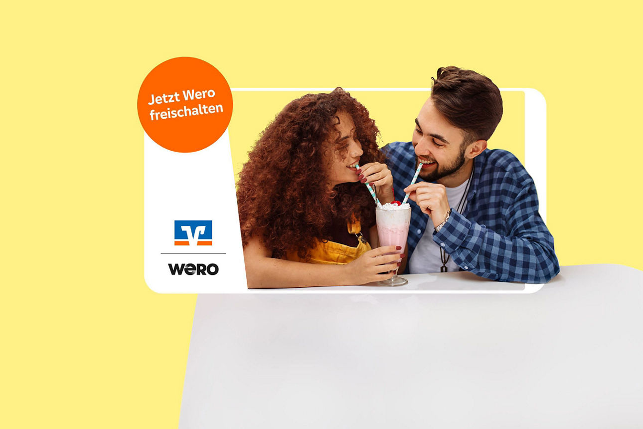 Eine junge Frau und ein junger Mann trinken mit Strohhalmen aus einem Glas und lächeln sich dabei an