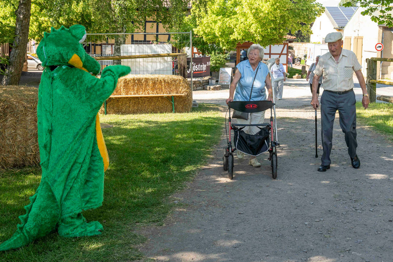 Kroko begrüßt die Gäste am Eingang