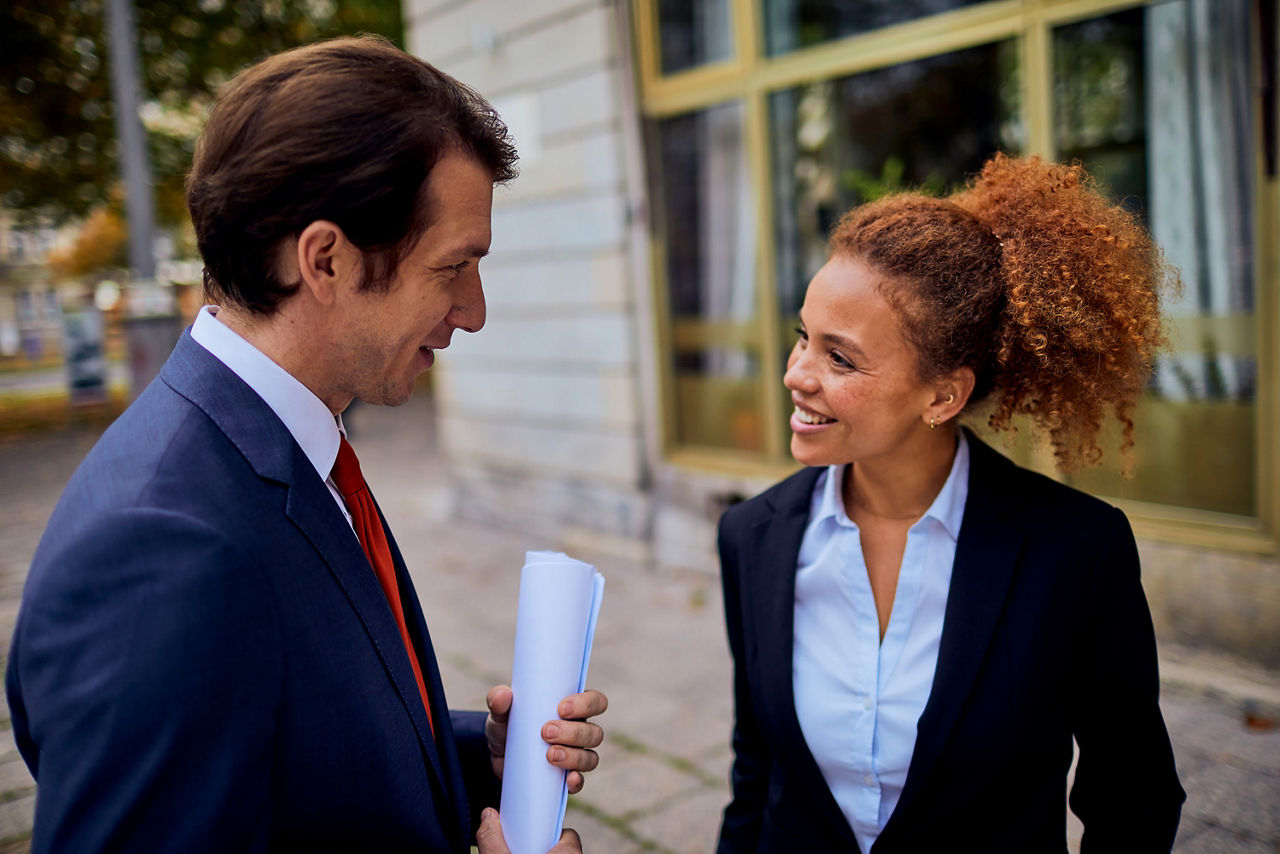 Mann und Frau im Gespräch