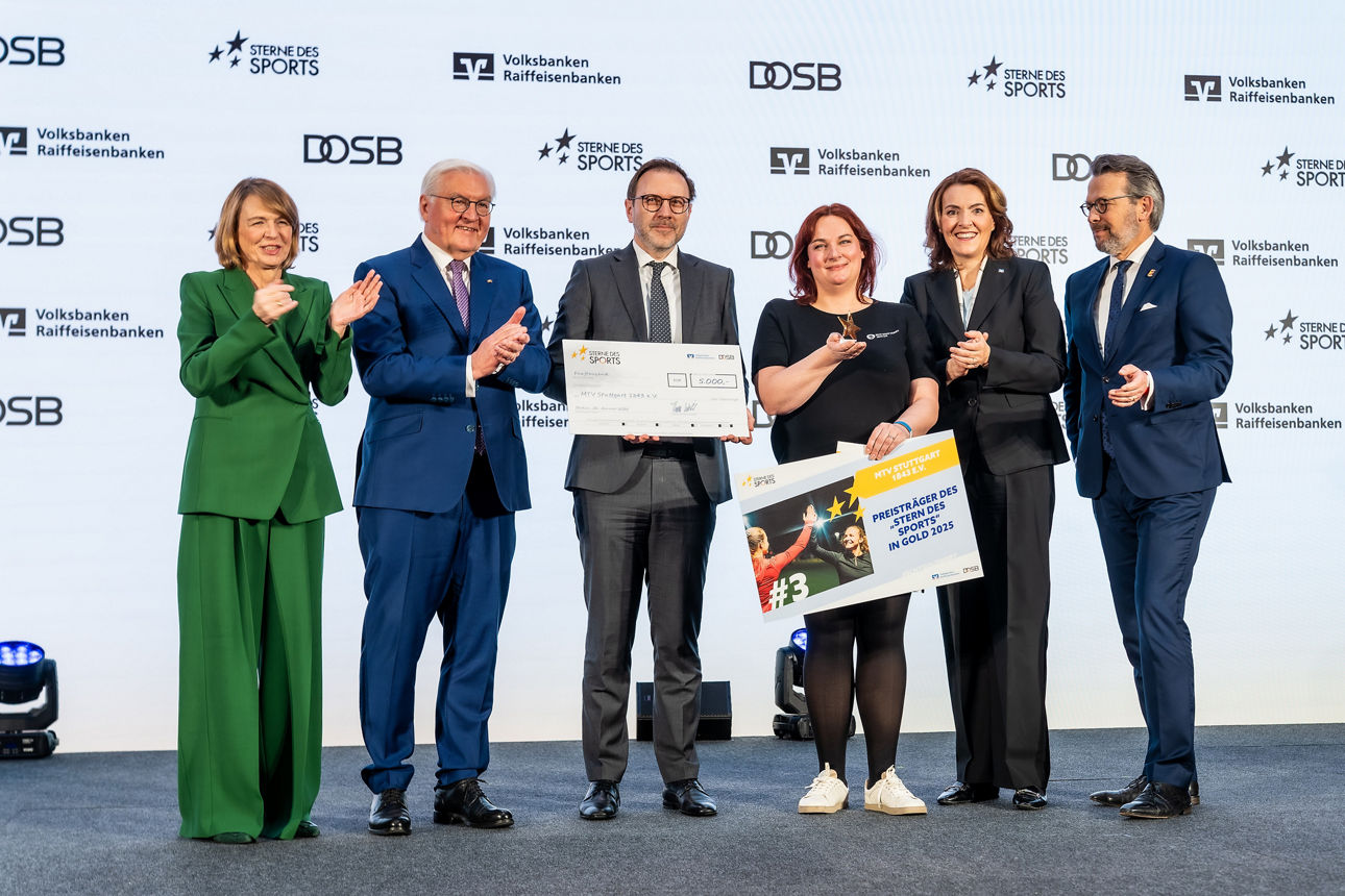 Lachende Kinder in Fußballtrikots