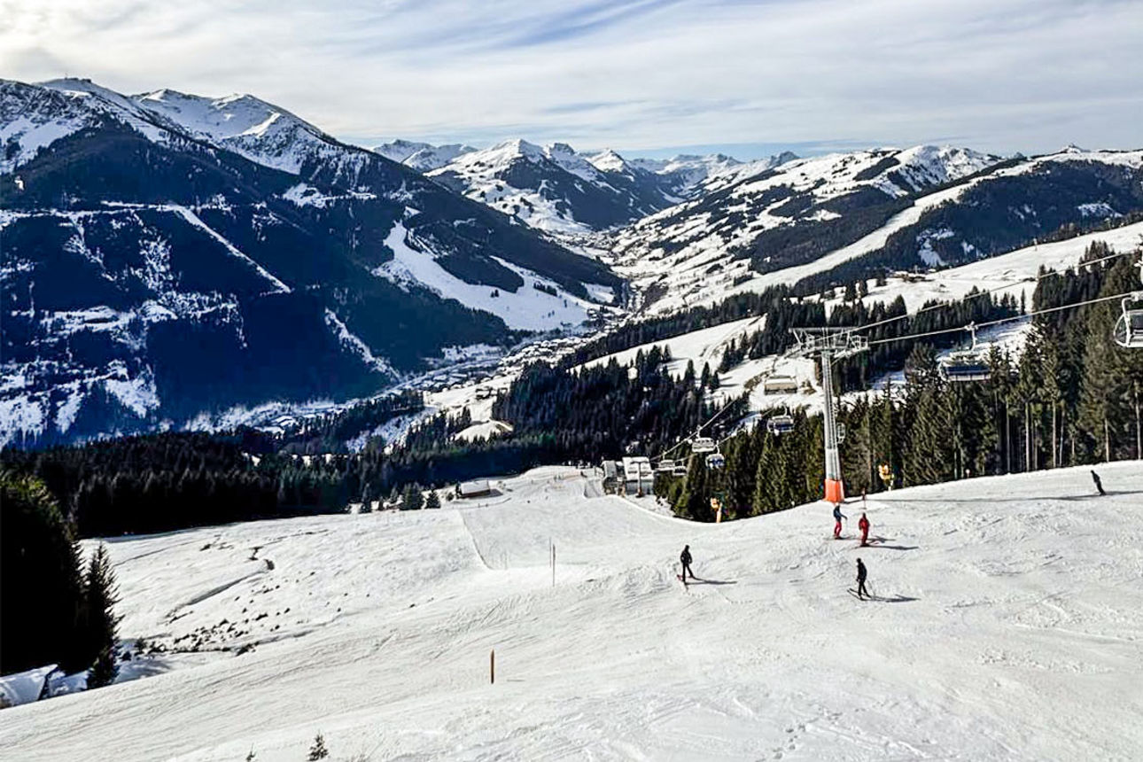 Ein Skigebiet in den Bergen.