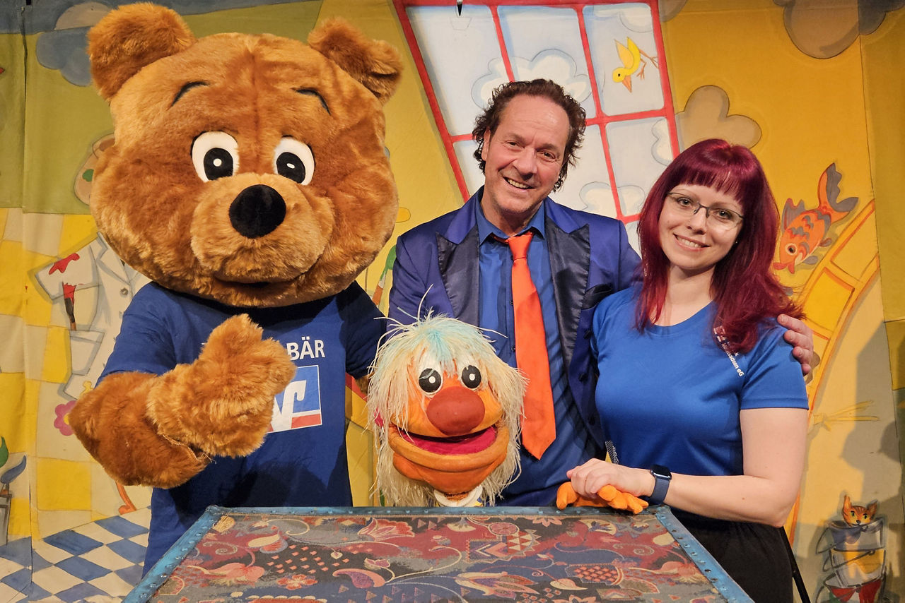 Vorständin Anne Koschnick mit Herrn Milko Bräuer vom Pfannkuchentheater