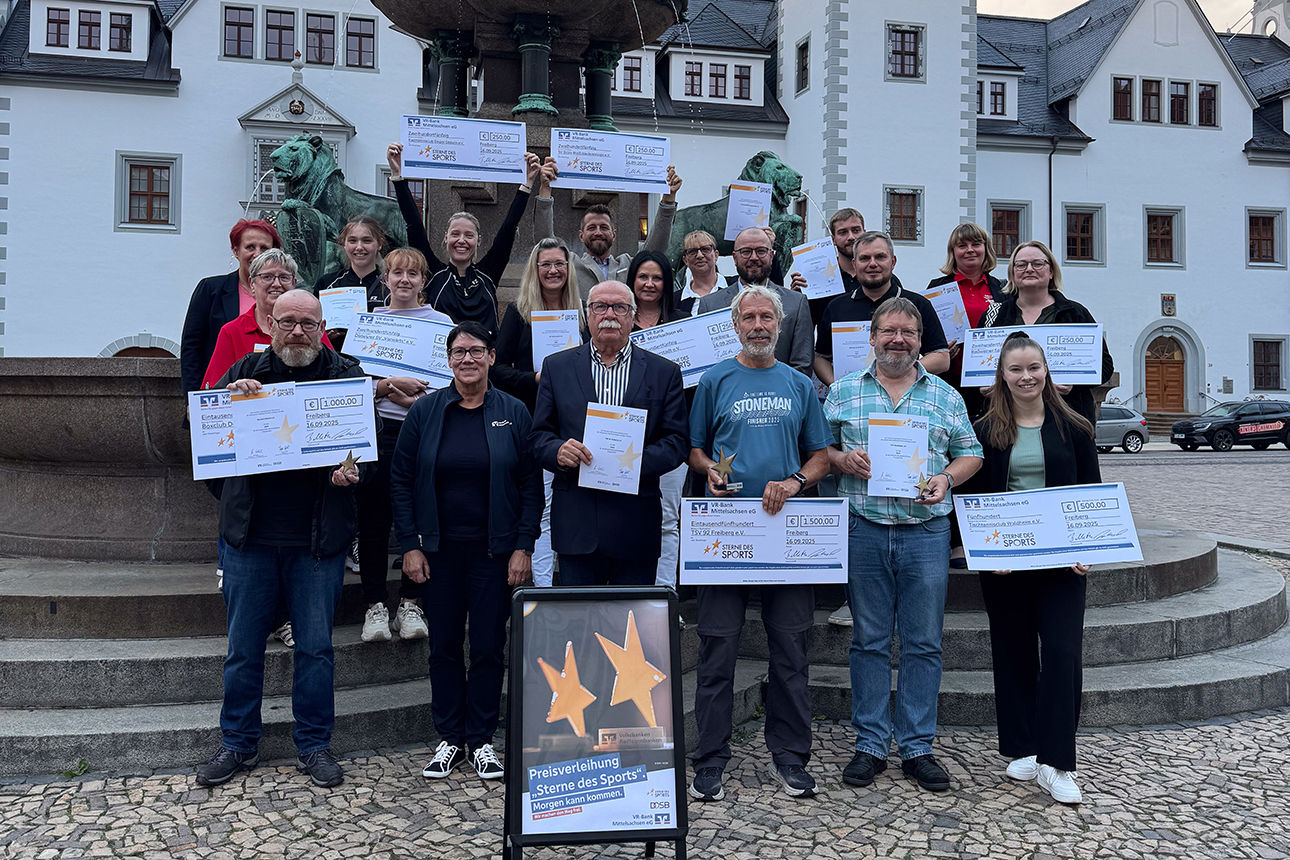 Gewinner halten Pokale, Urkunden und Schecks hoch
