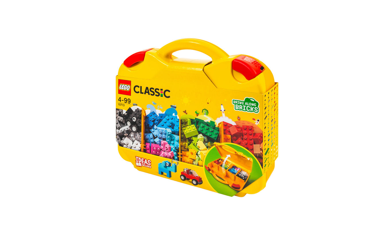 Lego Set mit vielen bunten Teilen in einem gelben Koffer
