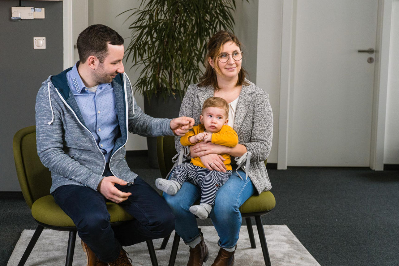 Ein älterer und ein jüngerer Mann vor einem Sonnenuntergang am Strand