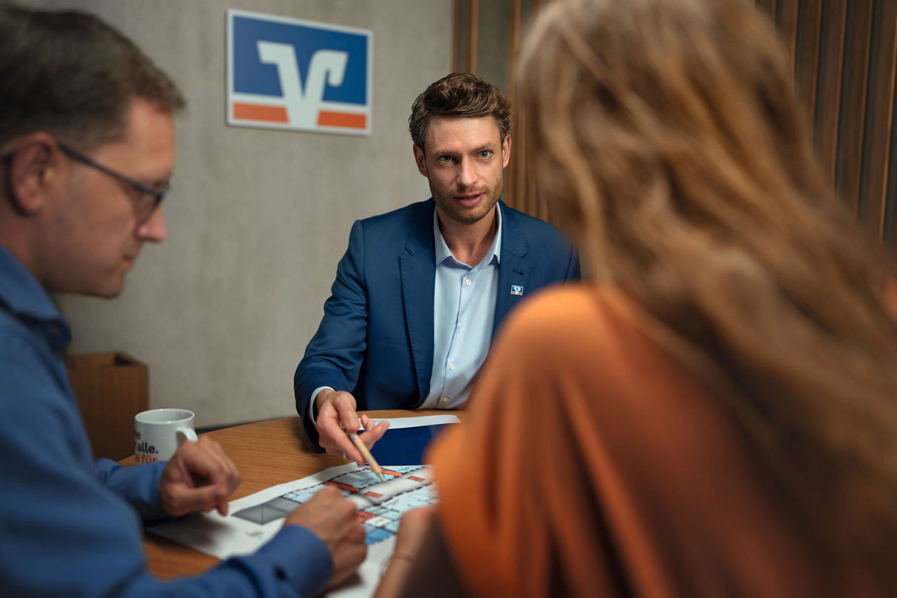 Ein junges Paar bei einem Beratungsgespräch in der Bank.