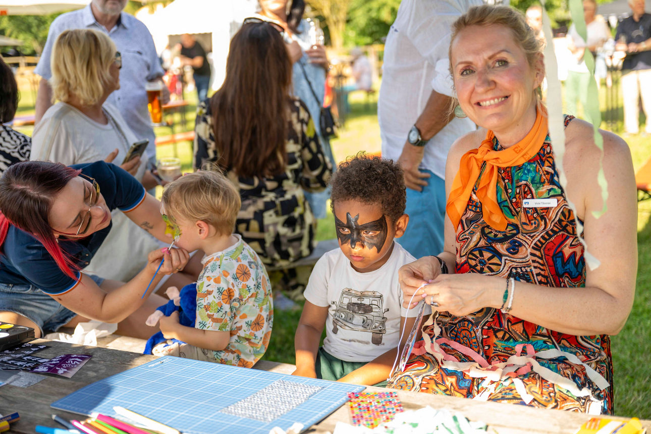Am Bastelstand und beim Kinderschminken
