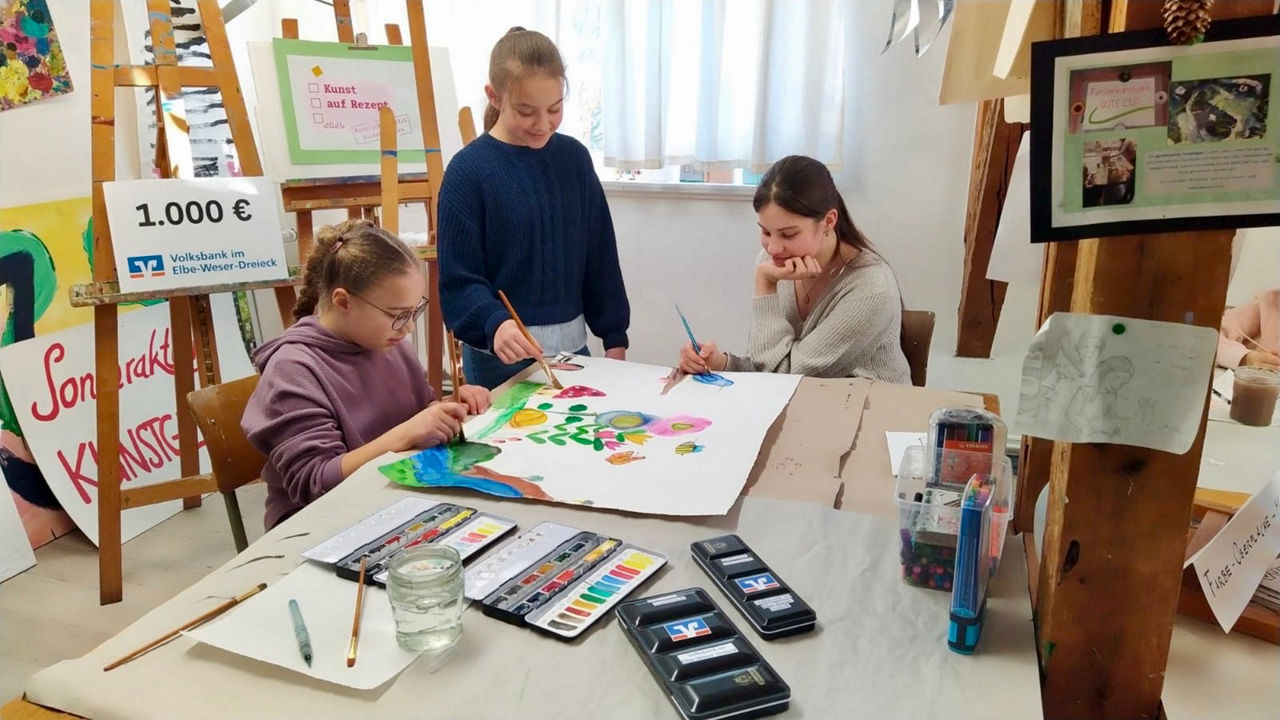 Drei Kinder beim malen. 