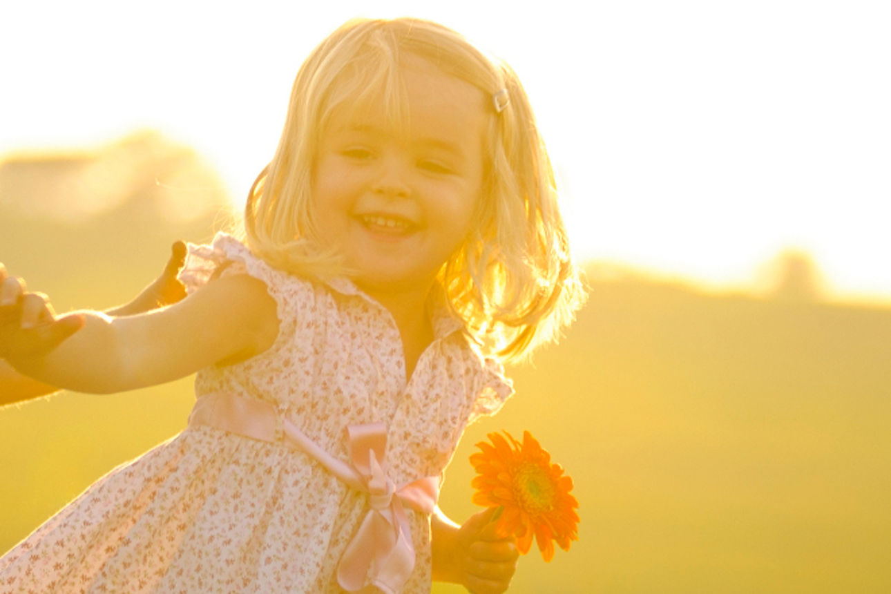 Zwei Kinder rennen lachend